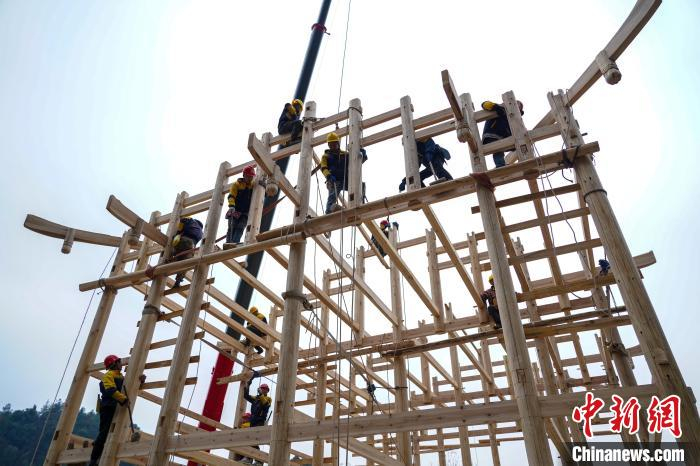  贺茂宣的队伍正在建造土家族吊脚楼。鲁腾 摄