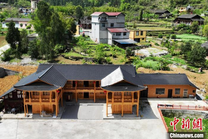  土家族吊脚楼是土家人化不开的乡愁。受访者 供图