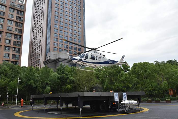 直升机即将着陆移动机场