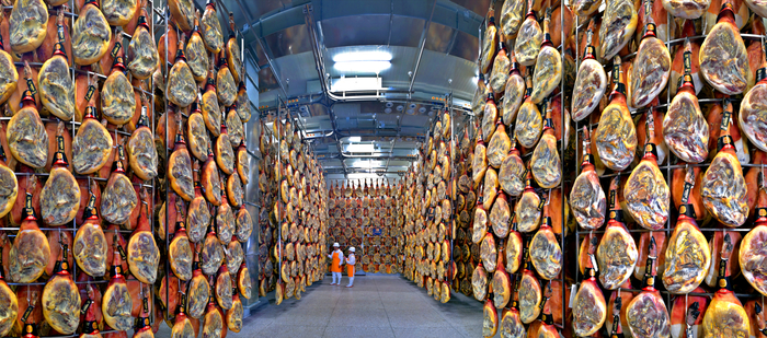 图为：浦记火腿食品有限公司火腿上挂风干作业车间（浦记火腿公司供图）