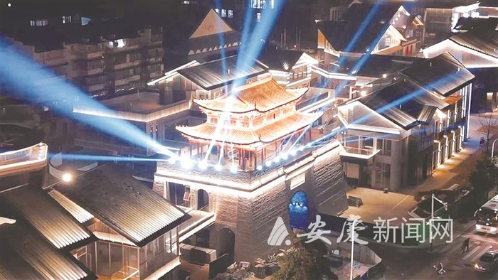 　　春节临近，大南门特色文化街开启夜晚灯光秀。 通讯员 宣晶 摄