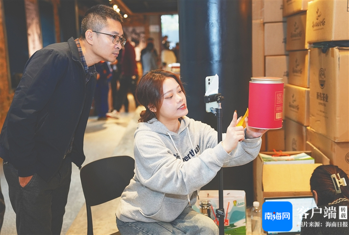 主播直播推介茶叶。（资料图）