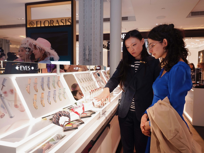 　图为消费者在巴黎百货商场莎玛丽丹内的花西子专柜前选购商品（品牌提供）