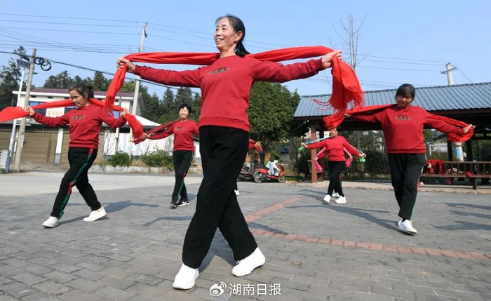 2024年12月3日，长沙市开福区沙坪街道双塘村，村民在文化广场跳舞。湖南日报全媒体记者 田超 陈新 摄