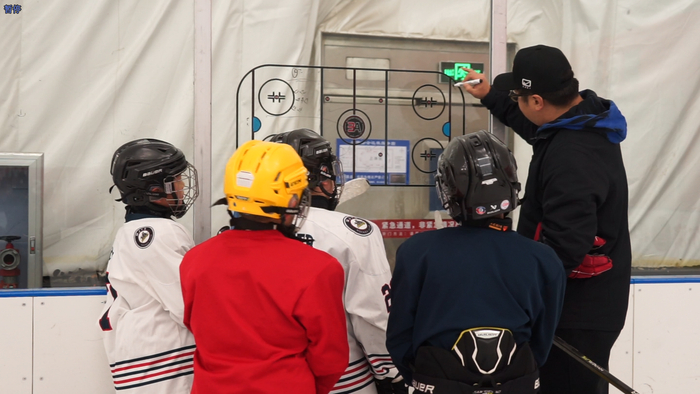 杜冰洋正在讲解冰球战术（央广网见习记者  张瀚予  摄）