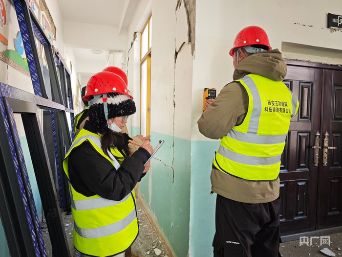 来自西安建筑科技大学的房屋安全鉴定团队正在对学校建筑进行检测（记者管昕  摄）