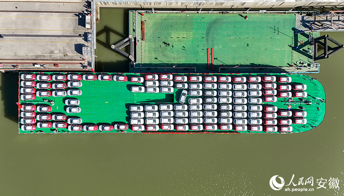 装载完毕的“航通01”滚装船。人民网记者 苗子健摄