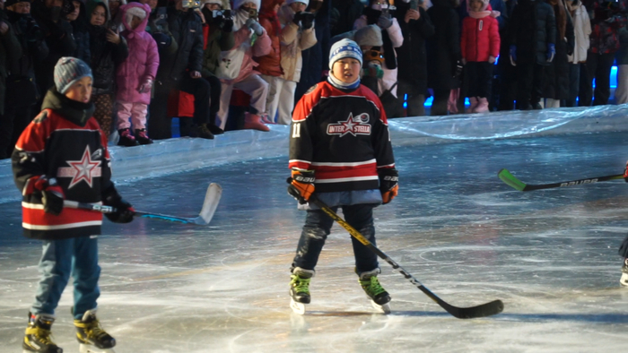 小朋友在南岗体育场公益冰场打冰球（央广网见习记者  张瀚予  摄）