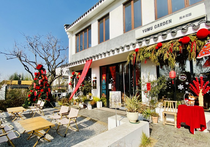 新年第一天早晨，“雨木花园”咖啡馆刚刚开门。栾吟之 摄