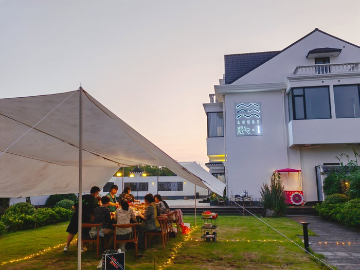 夜晚的民宿也很有趣。资料