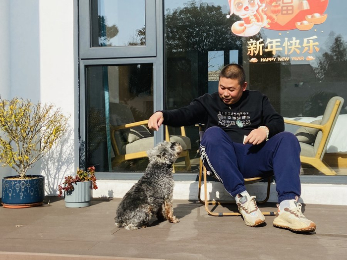 俞峰全年无休地打理这家民宿，忙并快乐着。栾吟之 摄