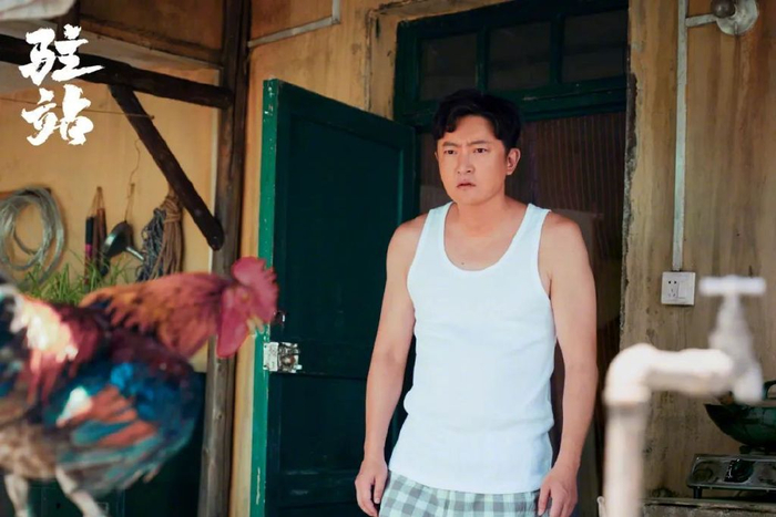 常胜（郭京飞饰演）和公鸡吵架 图/《驻站》电视剧官方微博