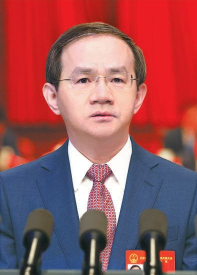 殷勇同志作政府工作报告。记者 戴冰摄