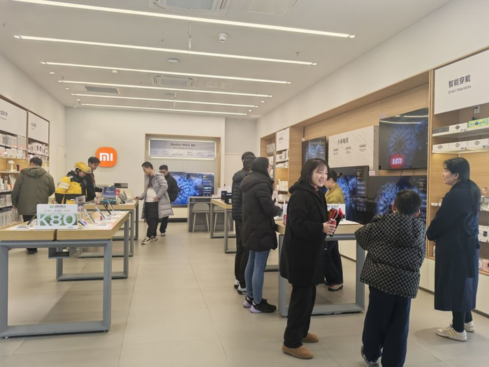 1月20日，顾客在成都招商花园城小米之家店购物。新华社记者李倩薇 摄