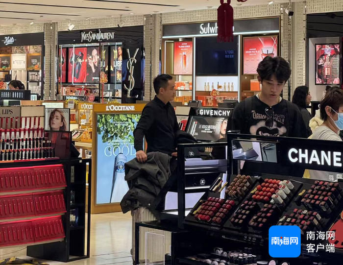 游客在cdf海口美兰国际机场免税店购物。cdf海口美兰国际机场免税店供图