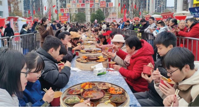 　　图为栖西里商圈长桌宴上，香气四溢的“九大碗”吸引市民参与体验。