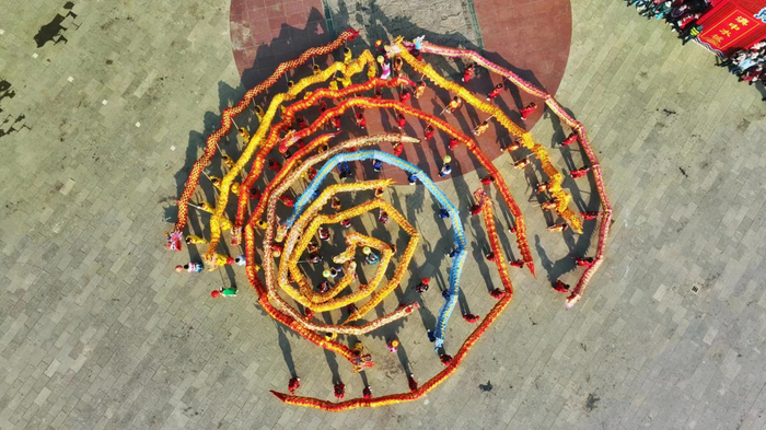 易门县耍龙灯表演。供图