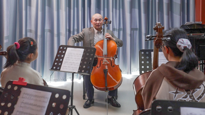 朴胜吉在教授大提琴课程（央广网记者  俞烨  摄）
