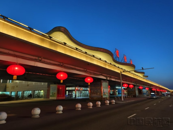 悬挂在候机楼高架桥下方的红灯笼