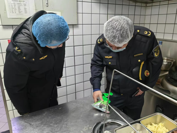 近期，市南区市场监督管理局正在组织开展2025年元旦和春节“双节”食品安全大整治大排查活动，针对性加大了对年夜饭接待单位的排查规范力度，着重要求餐饮服务单位落实主体责任，同时组建了春节假期巡查和应急队伍，持续做好春节期间食品安全监管工作，确保人民群众饮食安全。