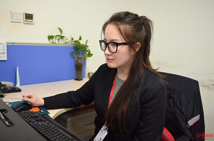 ▲处理熊大爷赔付案例的保险公司工作人员何嘉琪