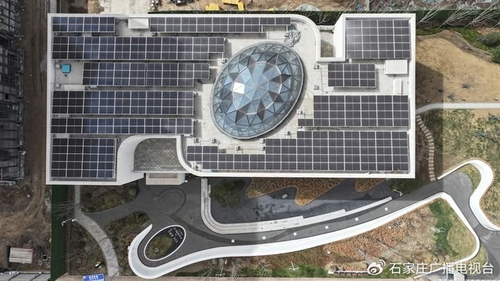 雄安自贸试验区交流展示中心屋顶的光伏发电设备（2024年3月29日摄）。新华社记者 牟宇 摄
