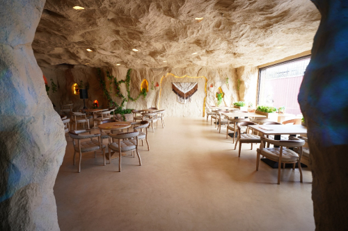 图:深蓝童话海洋餐厅的“洞穴岩壁”设计