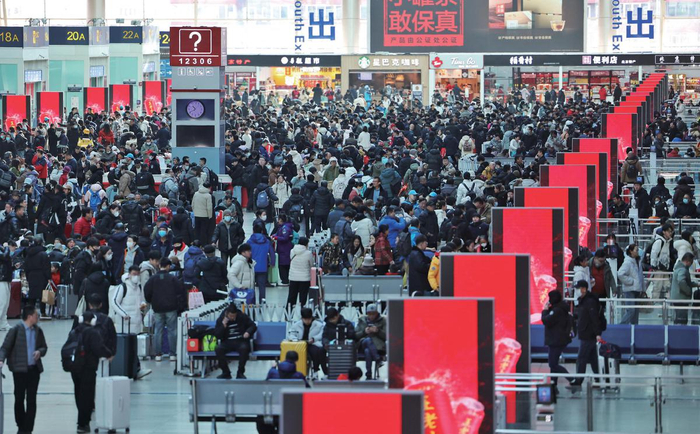 1月20日，北京南站,旅客在候车大厅排队进站。