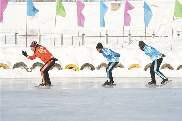     2024年12月18日，五师双河市双河古道温泉冰雪场开业，吸引300余名滑冰爱好者前来感受冰雪运动乐趣。岳佳豪  摄