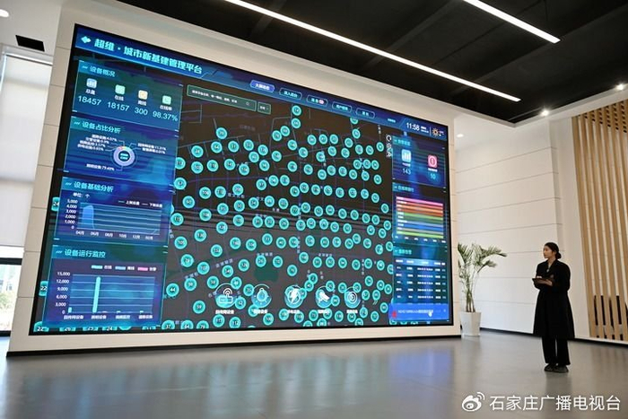 中电信数字科技有限公司的工作人员在展示容东片区数字道路运营系统（2024年3月29日摄）。新华社记者 牟宇 摄