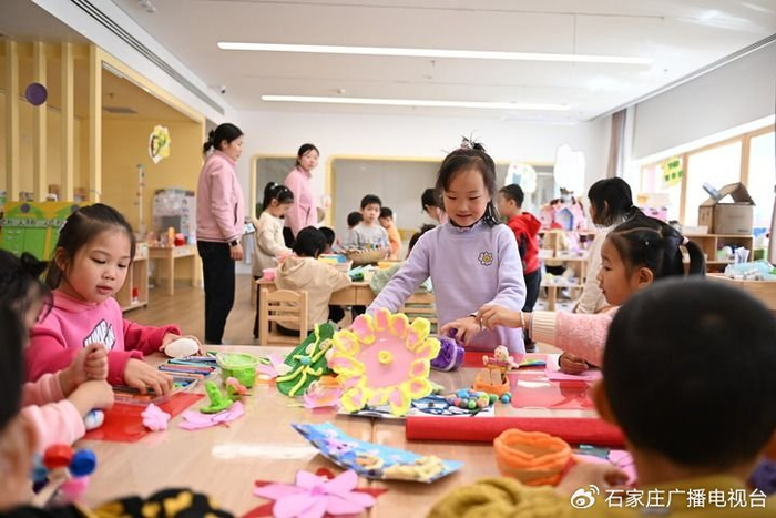 雄安北海幼儿园的孩子们在教室内做手工（2024年3月29日摄）。新华社记者 牟宇 摄