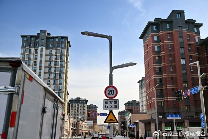 雄安新区容东片区内的智慧灯杆（2024年3月29日摄）。新华社记者 牟宇 摄