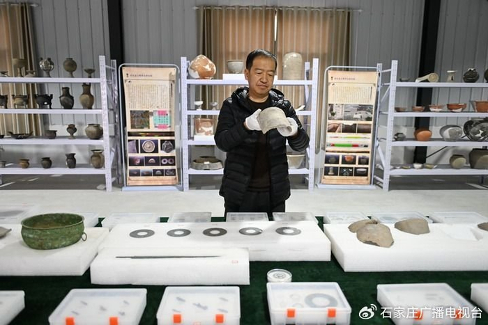 2024年3月26日，雄安新区文物保护与考古工作站负责人雷建红在整理南阳遗址出土文物。新华社记者 牟宇 摄