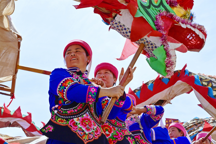 2024年峨山县富良棚开新街舞龙巡街。通讯员 沈菲 摄