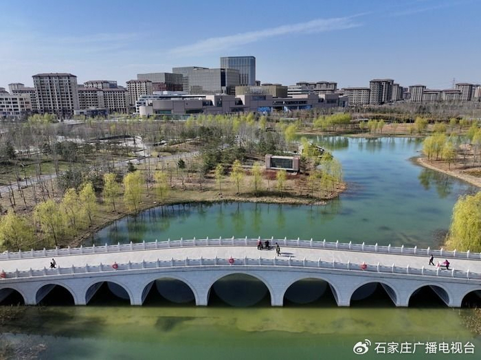 市民在雄安新区金湖公园内游玩（2024年3月29日摄）。新华社记者 牟宇 摄