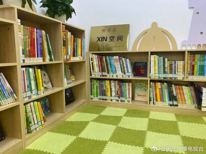 贤溪社区公益图书馆，“一米高”小桔灯绘本馆（2024年4月25日摄）。新华社记者 王美祺 摄