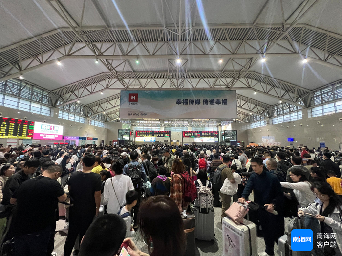 美兰高铁站的候车旅客。通讯员 马文爽 摄