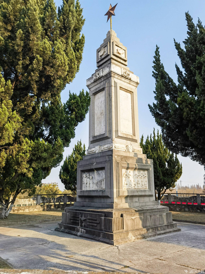 矗立于北闸的荆江分洪工程纪念碑