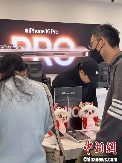 1月21日，海口美兰机场免税店实施“国补”政策，消费者在选购数码产品。卢家宇 摄