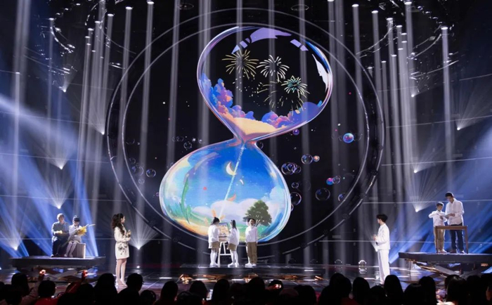 老人和孩子们同台表演节目《光合生长》