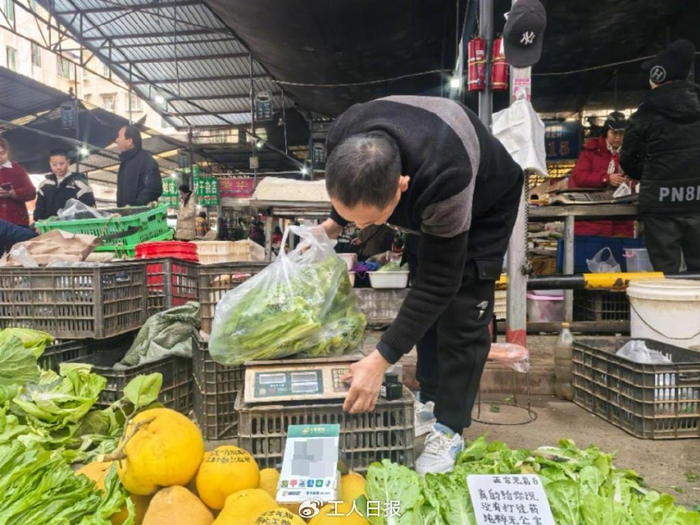黄大爷在卖菜中。图源：封面新闻