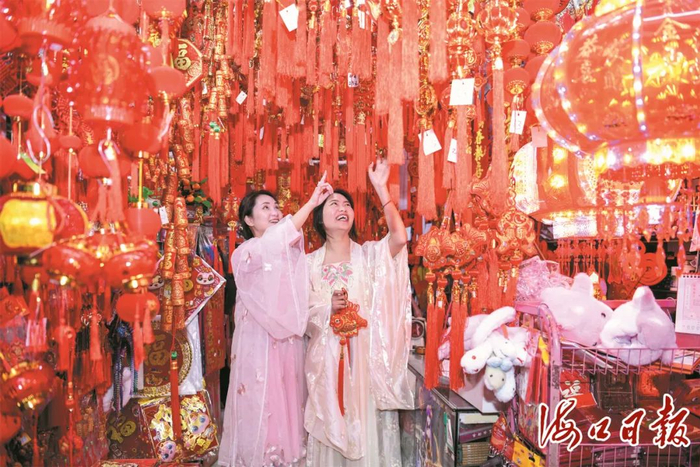 　1月19日，在文庄路上的节庆饰品商店内，市民正在选购中国结等饰品。海口市融媒体中心记者 苏弼坤 摄