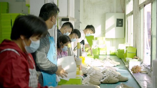 老陈的工厂正忙着生产加绒版勃肯鞋摄影/李孟麟