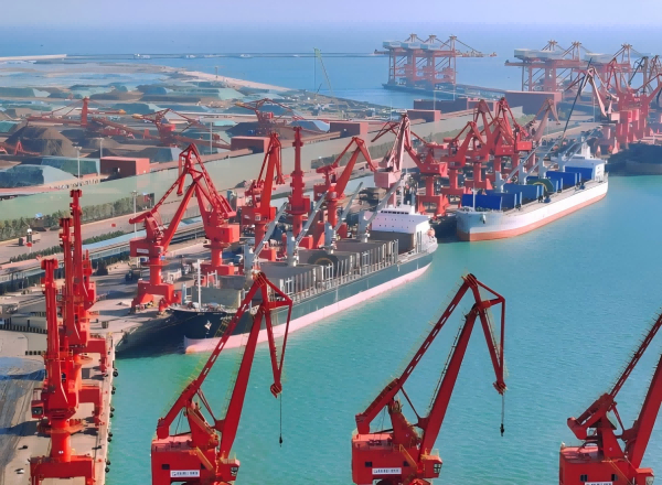 日照港岚山港区作业现场