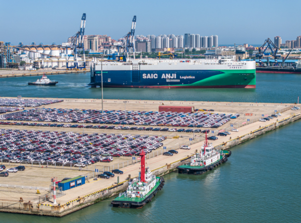 繁忙的烟台港汽车码头