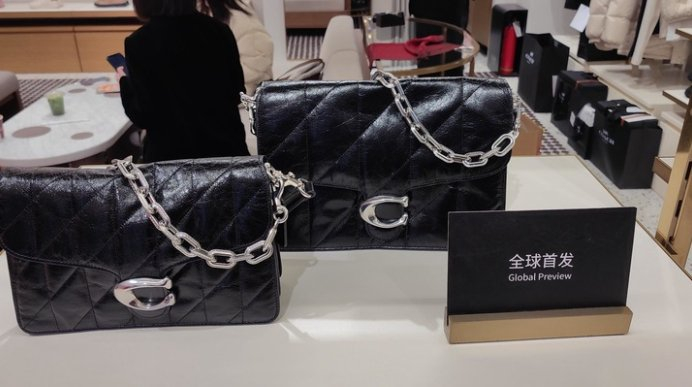 　　上海市蔻驰新世界大丸百货店销售的一款全球首发手拎包受到很多年轻日韩消费者的欢迎。新华社记者张梦洁 摄