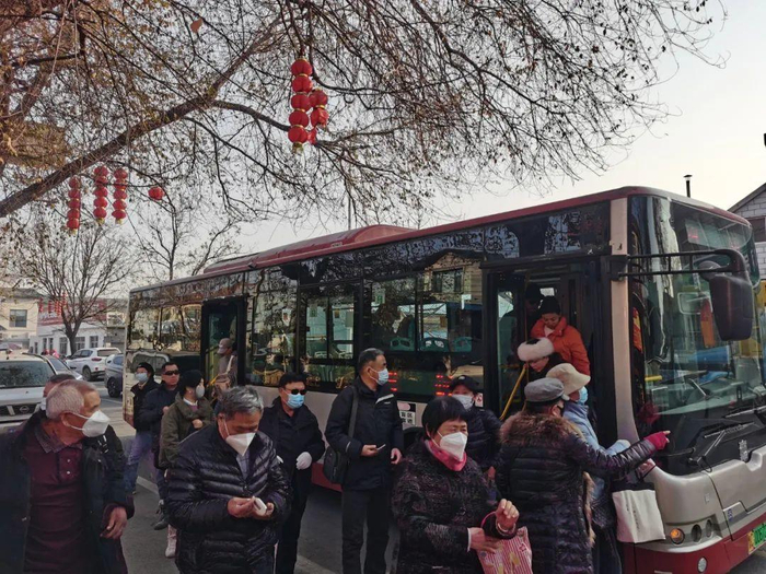 伴着冬日晨光，停靠在张店义乌小商品城公交站点的定制公交整装待发。（资料图）