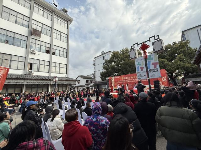 青溪老街“村晚”吸引了许多村民和游客围观。沈思怡 摄