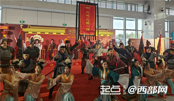 岐山站候车厅内，历史情境演出火热开演。