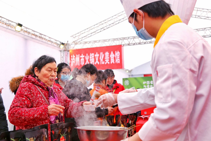 泸州市商博会现场，市民品尝火锅美食。（周梦颖 摄）